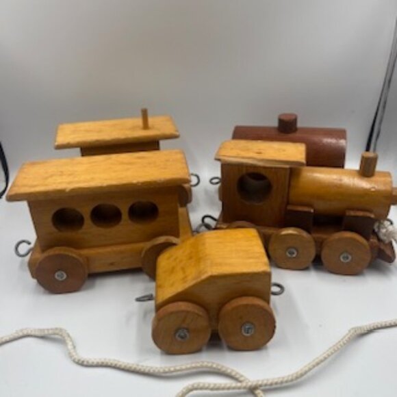 Vintage Handcrafted Wooden Toy Train pull toy  with 5 Linkable Cars hardwoods - Picture 2 of 12